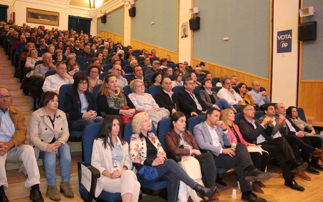 Herrero, en el centro, escuchando una de las intervenciones en el mitin del PP en Calanda este miércoles. Foto: L. Castel