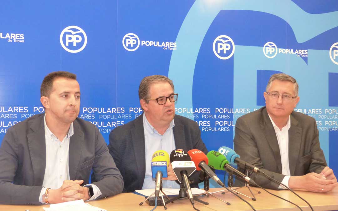 El secretario general, Jesús Fuertes, ha estado acompañado por el candidato al Congreso de los Diputados, Alberto Herrero, y al Senado, Manuel Blasco