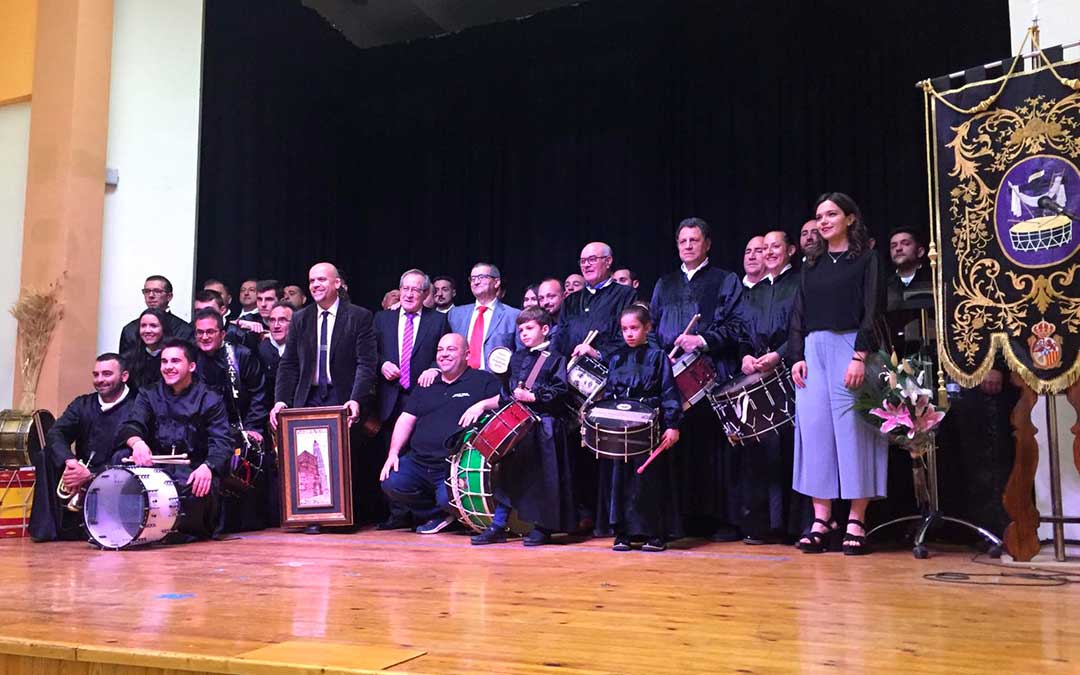Participantes en el Pregón de la Semana Santa albalatina instantes después de que acabara el acto en el Cine-Teatro