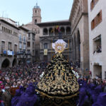 La procesión de la Soledad han congregado a multitud de personas en la plaza España de Alcañiz.