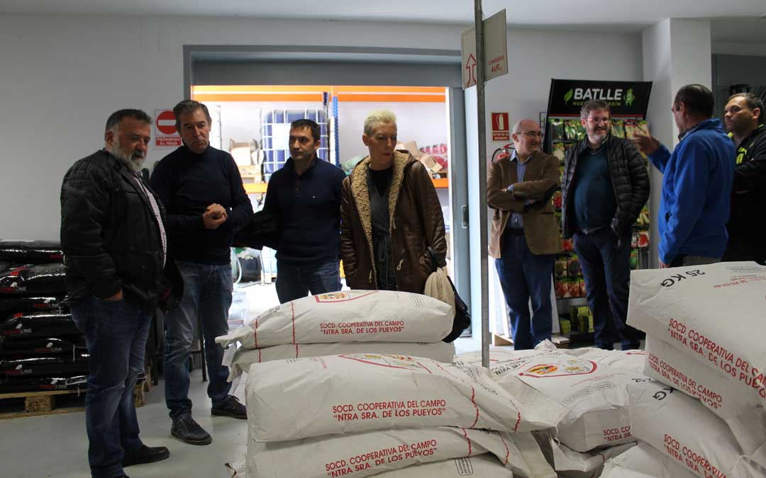 El presidente de la Cooperativa, Juan Carlos Brun, guió la visita a Herminio Sancho y Mª José Villalba. Acudieron acompañados por el candidato a Alcañiz, Ignacio Urquizu, entre otros miembros del partido en el Bajo Aragón.
