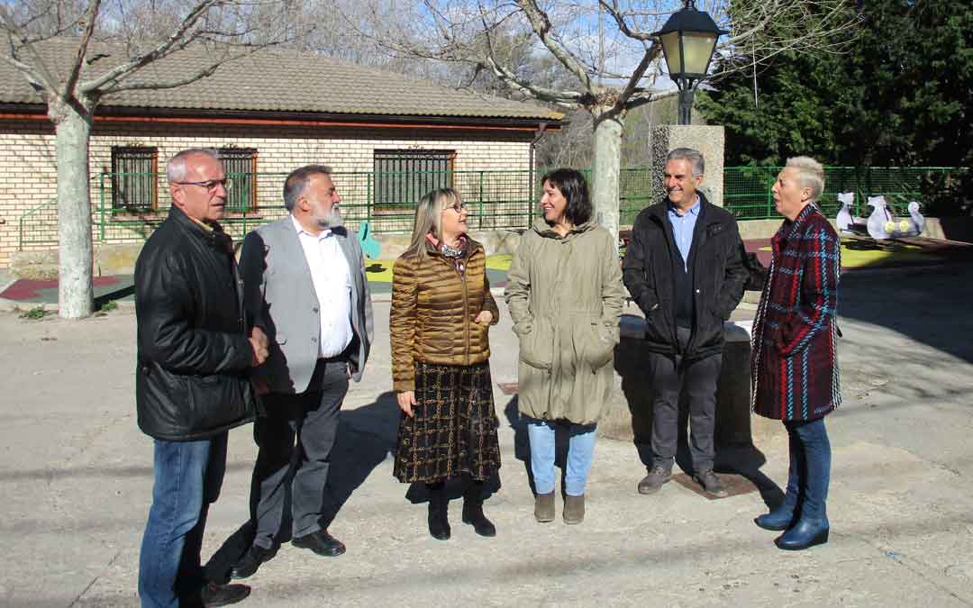 Candidatos del PSOE este martes en el barrio pedáneo de Tortajada (Teruel)
