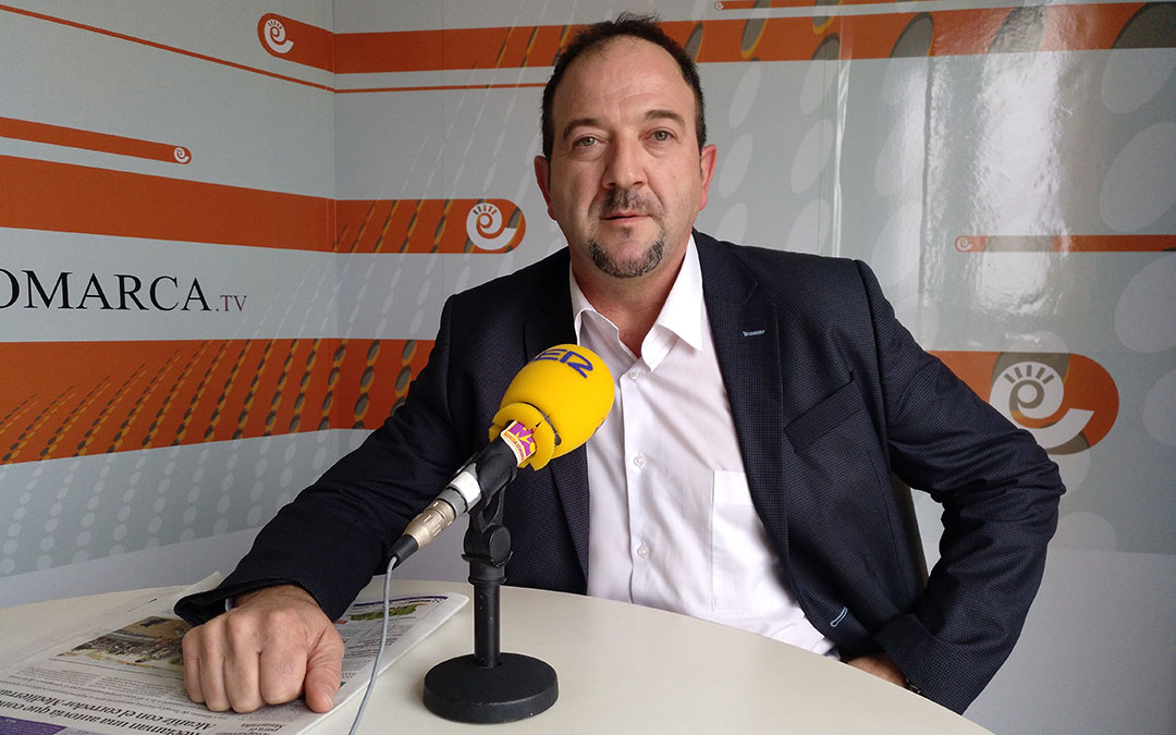 Foto de archivo. Ramón Millán en los estudios de Radio La Comarca en 2019./L.C.