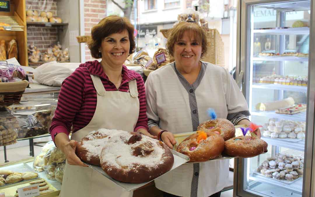 Mª Carmen Pueyo y Maribel Cano, de la panadería Enrique Alonso de Alcañiz, este lunes