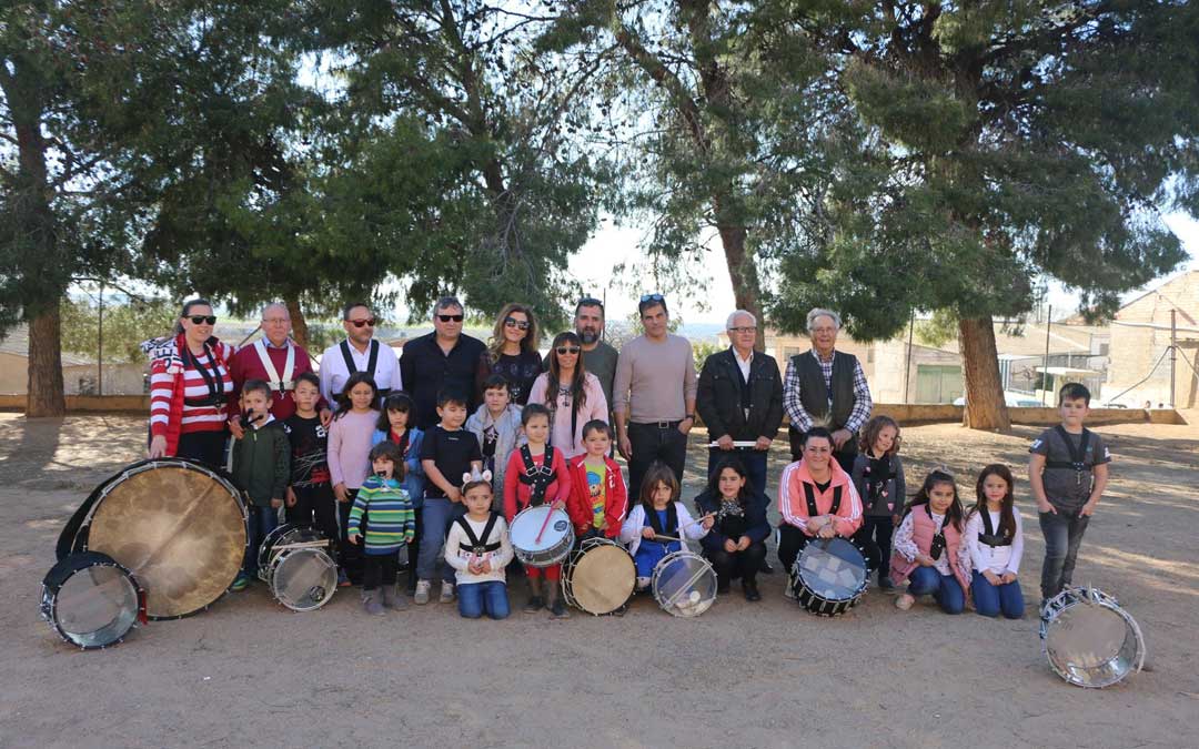 El Grupo de Infantil con la Asociación Cultural ‘Los tambores’ el día que la cuadrilla hizo la visita.