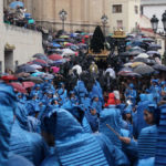 La lluvia deslució la procesión y provocó que entre el público aparecieran muchos paraguas