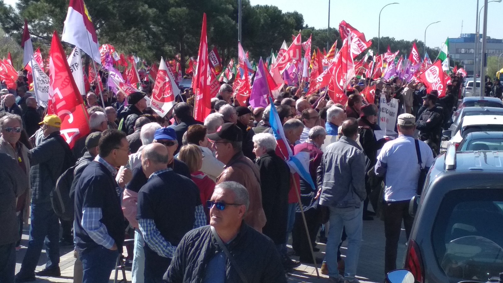 Cientos de trabajadores y jubilados de Endesa se manifestaron este viernes por la mañana exigiendo un convenio colectivo justo
