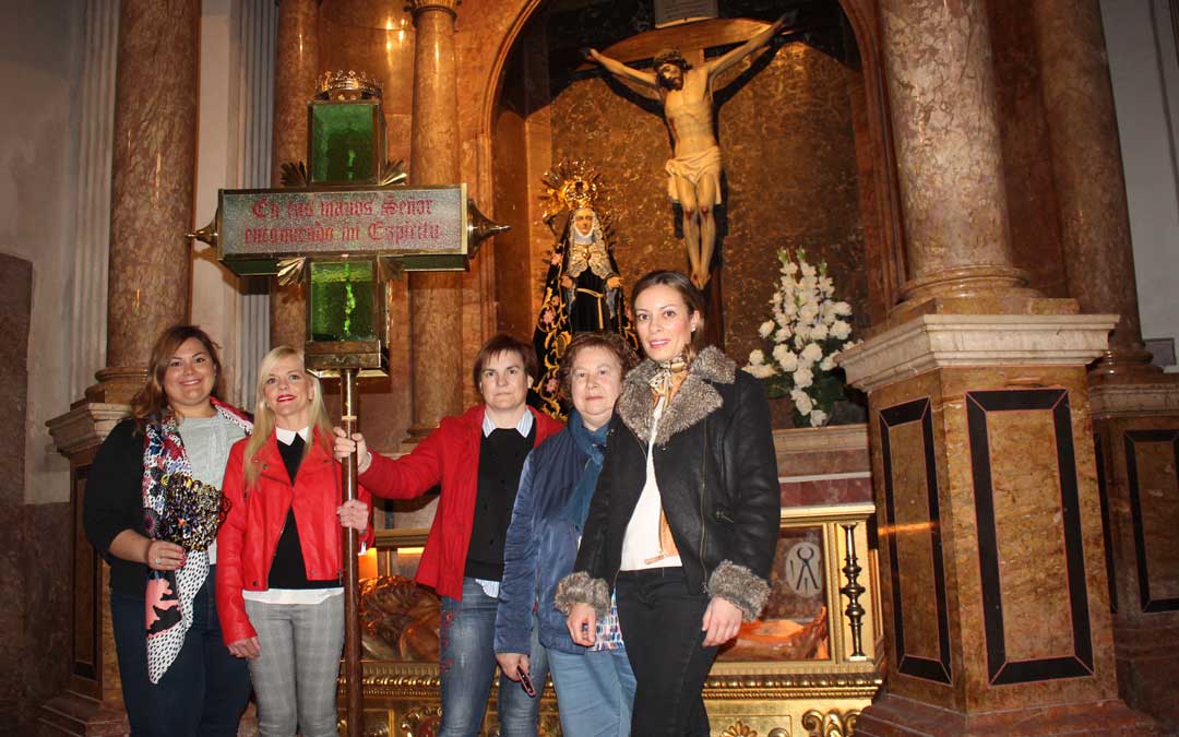 La presidenta, Ana Celia Panadés; y sus compañeras de la junta Ana Ginés, Ana Egea, Carmen Sol Gracia y Ana Vallespí con una de las Siete Palabras. Foto: L. Castel