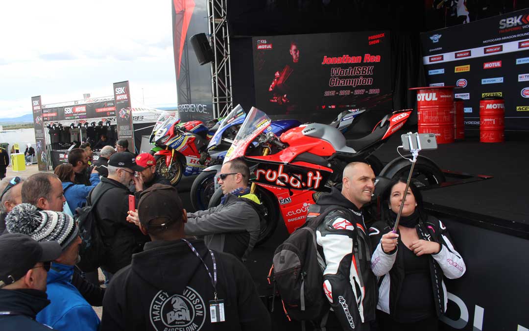 Dos aficionados de Toledo haciéndose una foto en la zona del paddock show este sábado