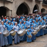 Los tamborileros esperan la llegada de la Dolorosa y del Cristo Yacente a la plaza España