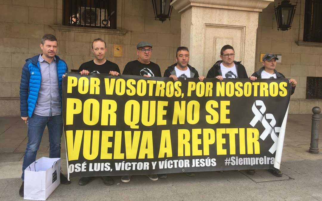 Imagen de archivo de los Amigos de Iranzo en una de las ocasiones que acudieron a la Subdelegación de Teruel para pedir que se les responda a las 87 preguntas./ Ser Teruel