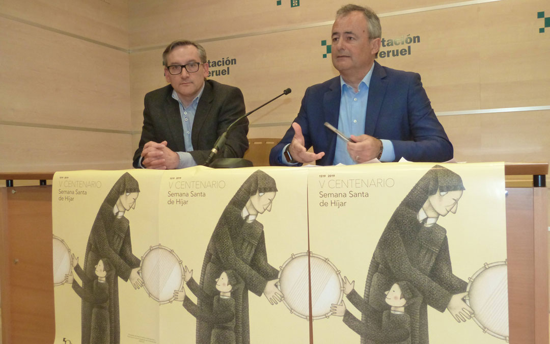 Joaquín Juste y Luis Carlos Marquesán, en la DPT presentando los actos del quinto centenario de la Semana Santa de Híjar. El cartel es obra de Alberto Gamón.