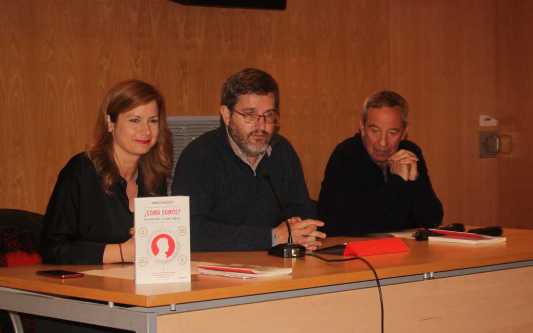 Ignacio Urquizu ha estado acompañado en la presentación en Alcañiz por Eva Defior, directora del Grupo de Comunicación La Comarca; y el historiador y escritor José María Maldonado