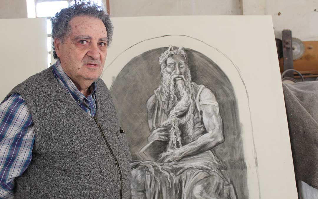 Joaquín Sanz, en su taller con la ilustración de Moisés para el Monumento.
