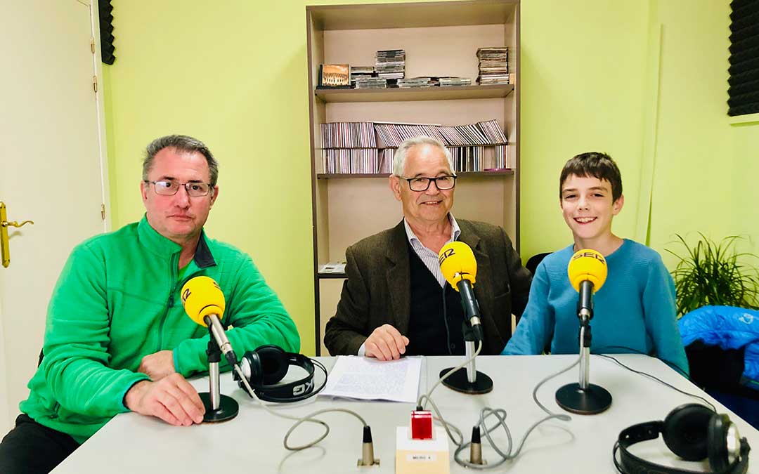 En el ESPACIO DE LA SEMANA SANTA DE CASPE entrevistamos a las cofradías de la Vera Cruz y el Santo Entierro. La asociación de vecinos AVEZAMI nos invita a una jornada de convivencia el 23 de abril. Sección Toros. Adrián Gavín, responsable de la Oficina de Turismo de Caspe, nos hace balance de la Semana Santa.