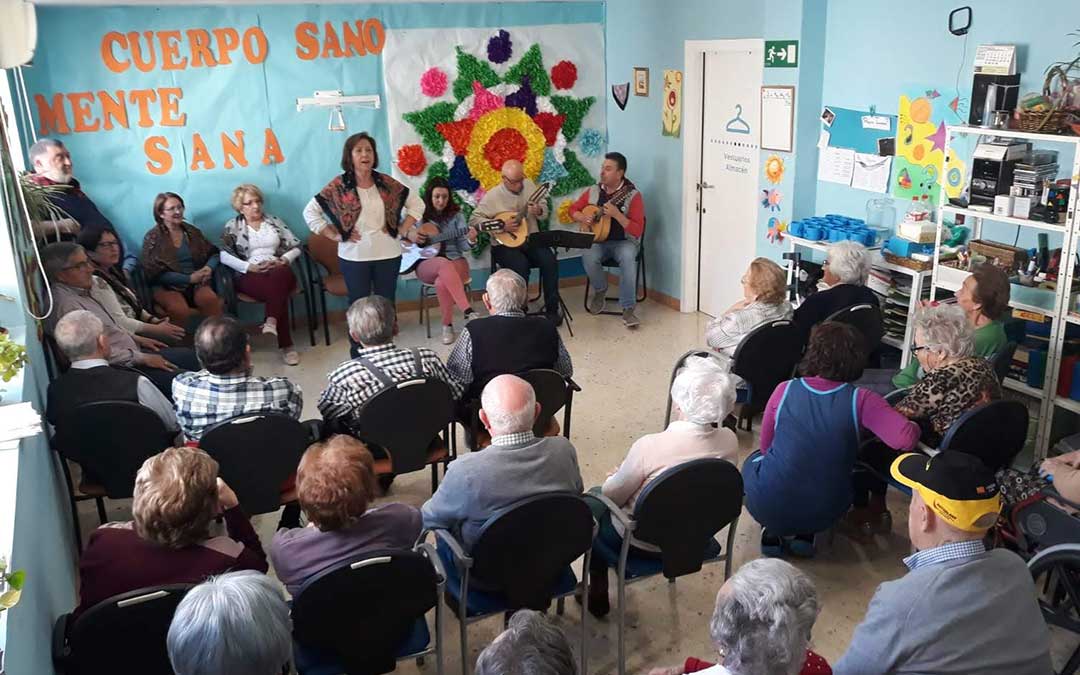 Miembros de la Escuela de Jota del Cachirulo de Alcañiz durante su actuación en la sede de AFEDABA. /Yolanda Garcés