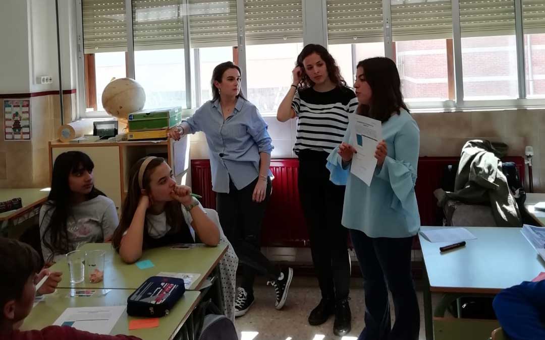 Cristina Royo, Laura Pastor y Pilar Garín, en la sesión de 'Una ingeniera en cada cole' en el CEIP Román García de Albalate.