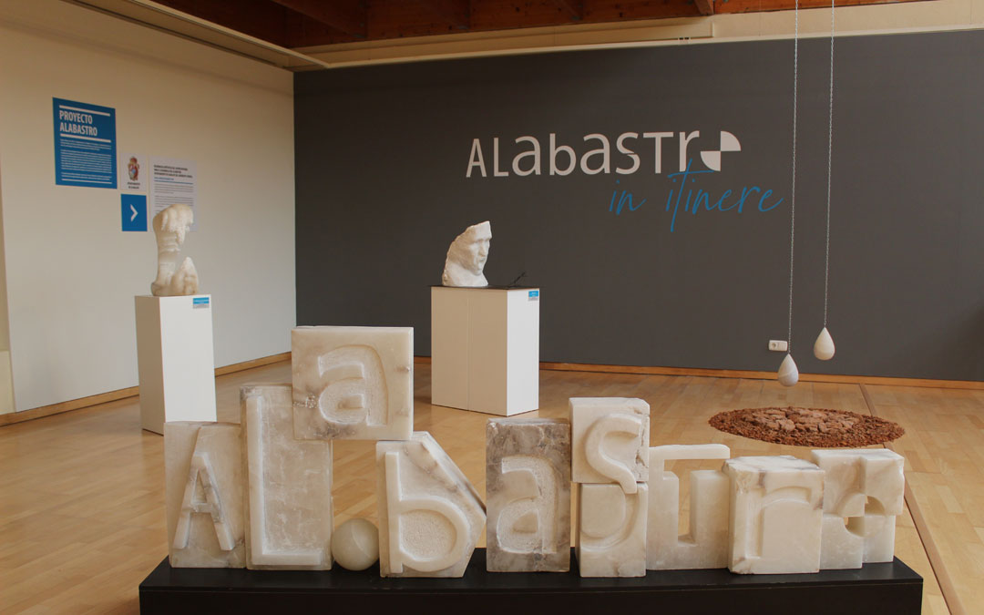 Entrada a la exposición en la sala con una escultura en alabastro de cada artista como presentación.