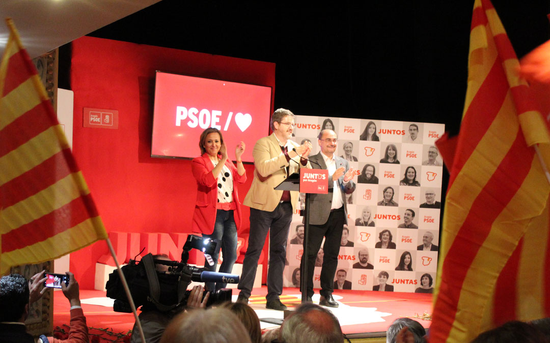 Mayte Pérez, Ignacio Urquizu y Javier Lambán, ayer en el mitin celebrado en el Teatro Municipal de Alcañiz
