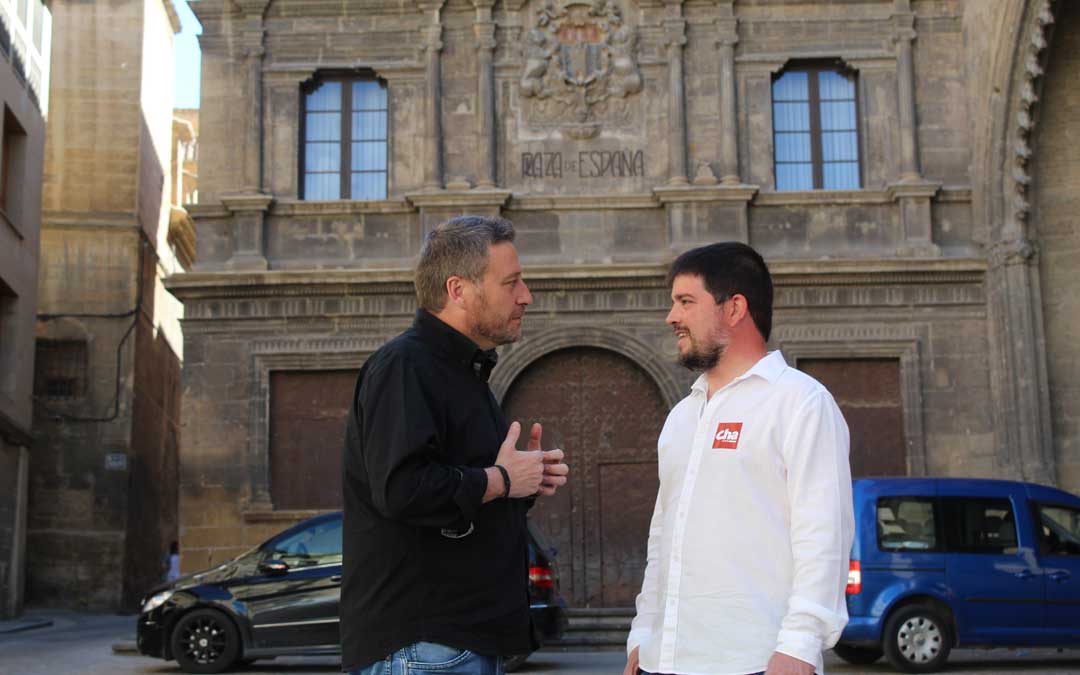 José Luis Soro y José Manuel Salvador, en la plaza de España de Alcañiz, inicio de la visita de CHA al Bajo Aragón. / B. Severino