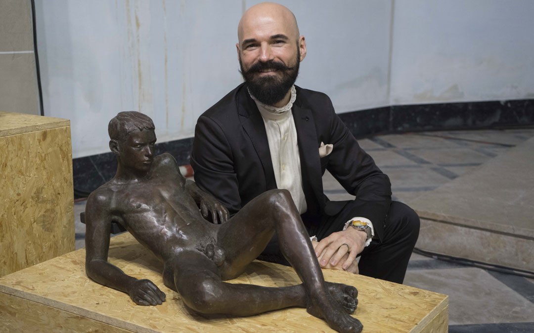 Jorge Egea, con la obra 'Eduard' con la que ganó el Premio Sant Jordi de Escultura