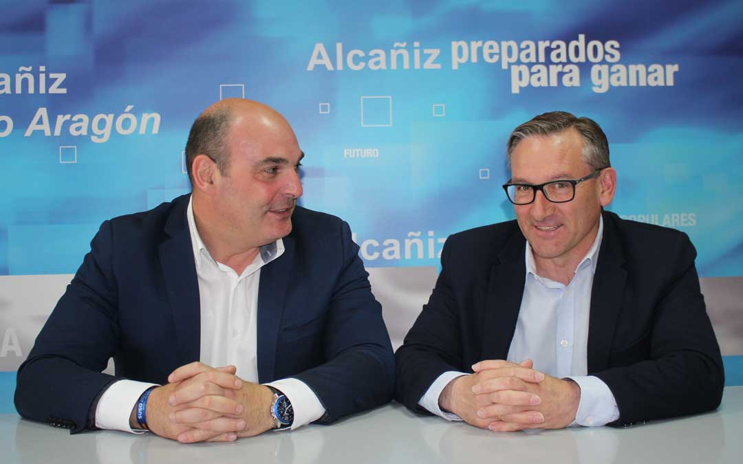 Juan Carlos Gracia Suso y Joaquín Juste, este martes, presentando sus propuestas sobre agricultura en Alcañiz. Foto: L. Castel