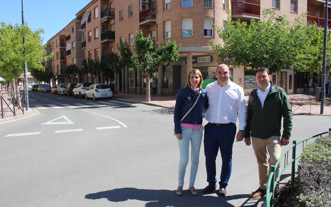 El candidato a revalidar la alcaldía de Alcañiz por el PP, Juan Carlos Gracia Suso, junto a sus compañeros Anabel Fernández y Miguel Ángel Estevan, este martes, en rueda de prensa en la avenida Huesca. Foto: L. Castel