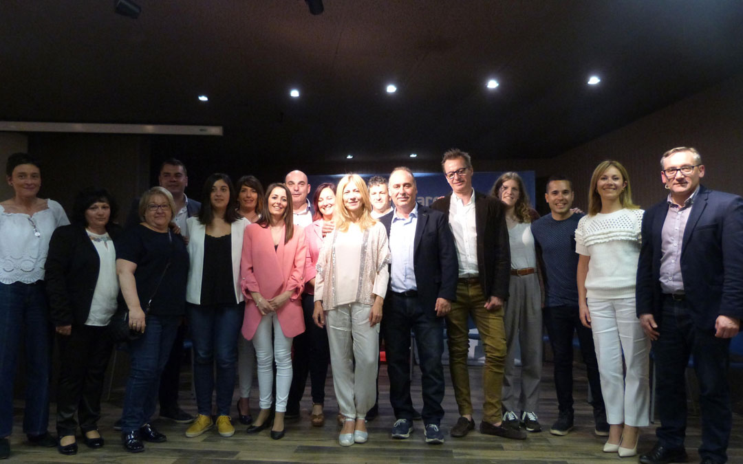 Foto de familia de los candidatos, Juste, Vaquero y ediles de localidades bajoaragonesas que han apoyado la cita.