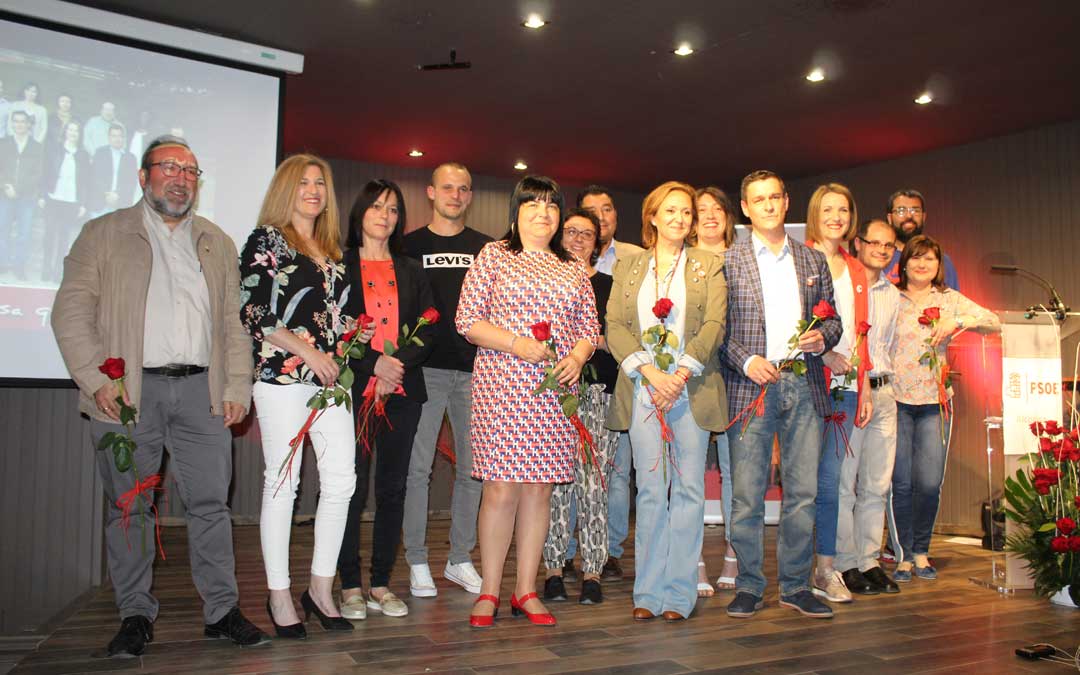 La candidatura del PSOE de Alcorisa con Mayte Pérez, que arropó la presentación. / B. Severino