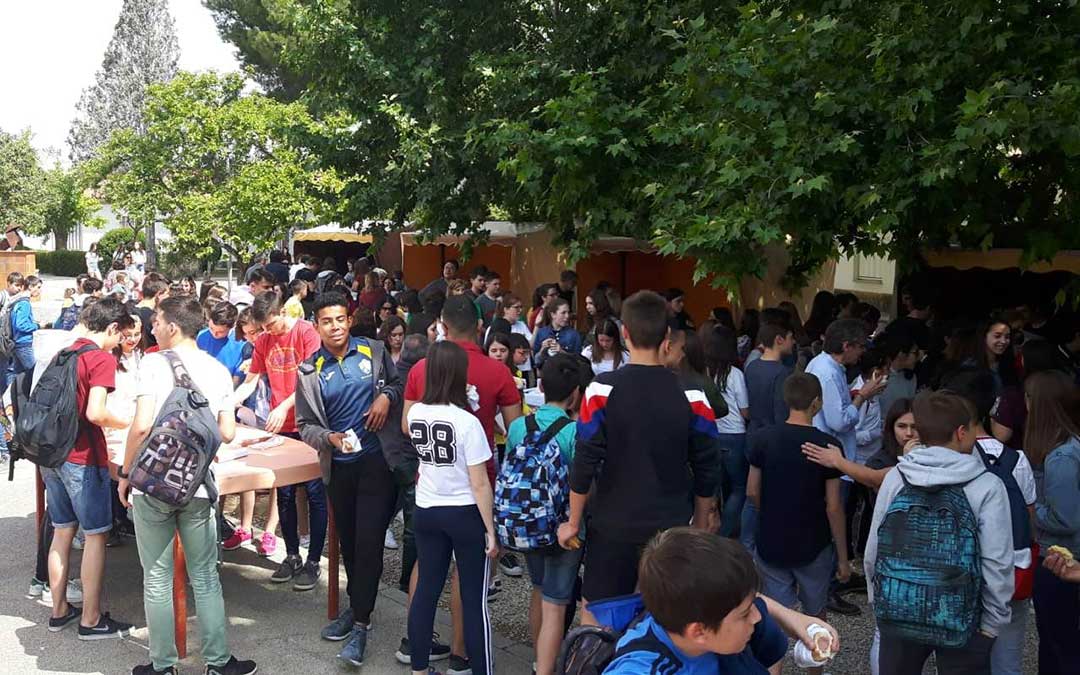 Alumnos disfrutando de los almuerzos solidarios en el recreo del Instituto alcañizano