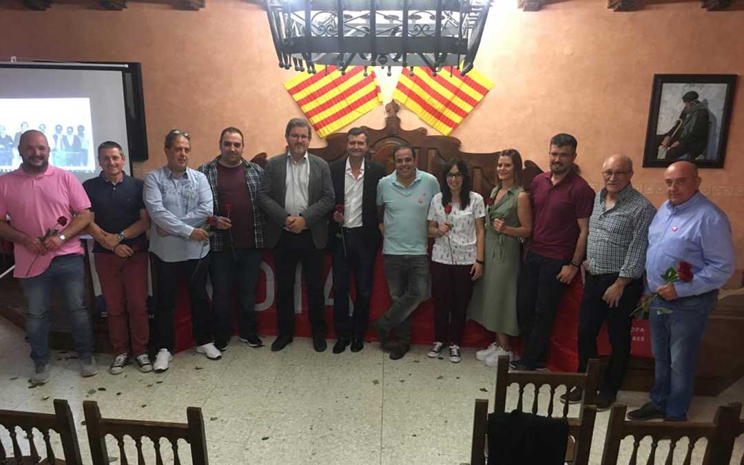 Presentación de la candidatura del PSOE en Ariño con Joaquín Noé a la cabeza. Le arropan Antonio Amador e Ignacio Urquizu. / PSOE