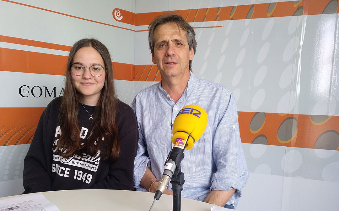 Javier García, miembro de Basol, junto a una alumna del IES Bajo Aragón.