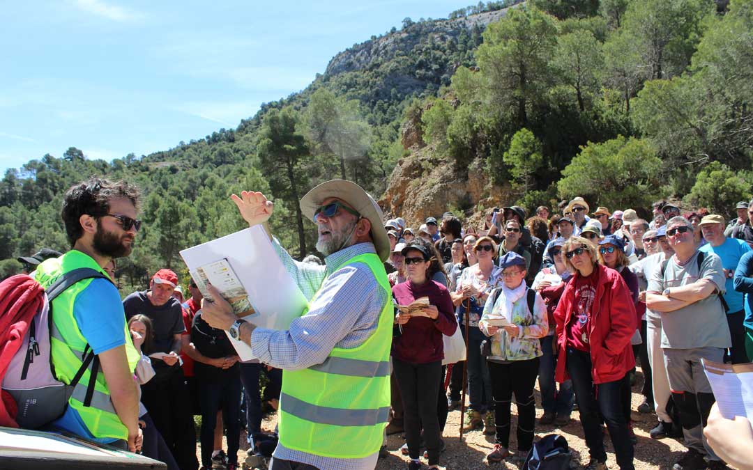 José Luis Simón y su equipo, en las explicaciones sobre el terreno de La Pesquera de Beceite en el Geolodía.