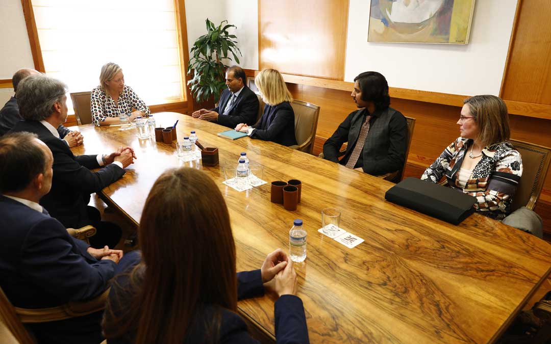 Reunión para la firma entre DGA, Ayuntamiento de Calanda y la empresa pakistaní Yasin Pannu en Zaragoza.