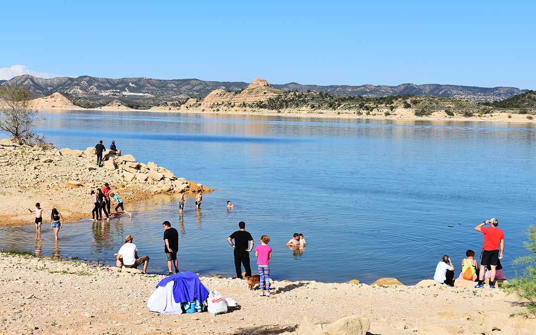 El buen tiempo provocó que muchos vecinos se bañasen en el embalse.