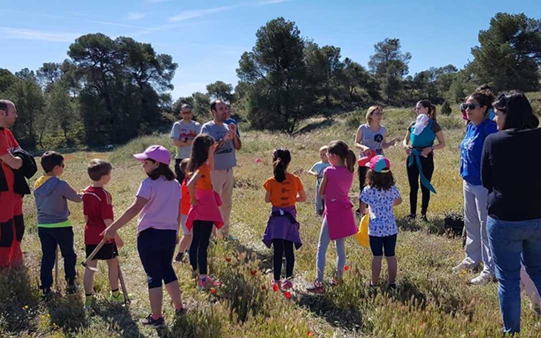Grandes y pequeños se dieron cita en el entorno de Santa Bárbara para participar en el Día del Árbol para reforestar