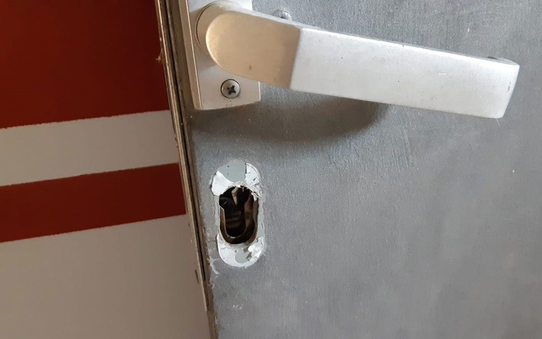 Los ladrones han robado en varias dependencias municipales de Castelserás, como en la nave donde la brigada guarda las herramientas donde han roto la cerradura.
