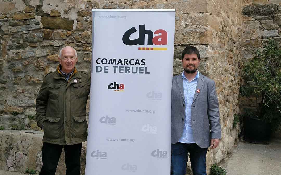 José Manuel Salvador junto con Tomás Pel, candidato de Castellote en Luco. Foto: CHA