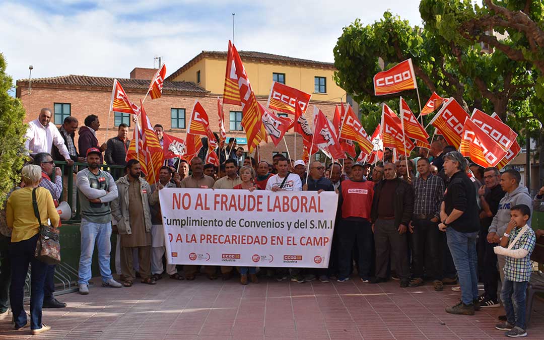 Temporeros y representantes de sindicatos se han concentrado en la Plaza Aragón de Caspe.