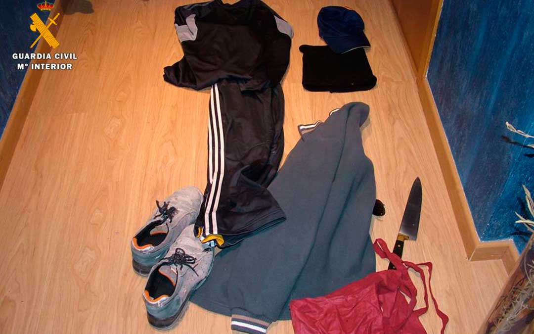 Ropa que utilizó el detenido durante el robo, todo ello encontrado en su casa.