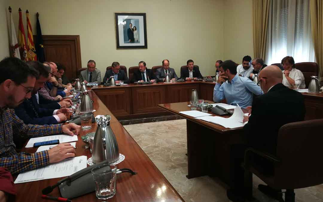 Imagen del pleno de la Diputación de este miércoles. Foto: DPT