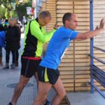 Dos de los corredores estirando justo antes de arrancar. /A.M.