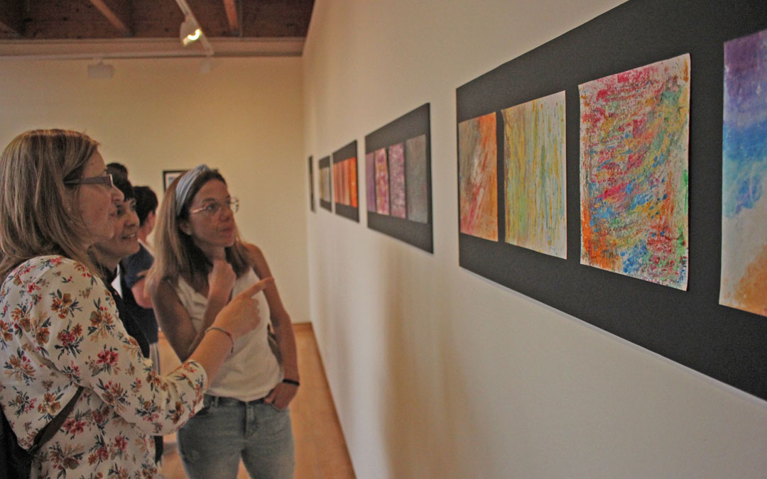 La exposición alberga alrededor de 60 obras realizadas con multitud de técnicas artísticas.
