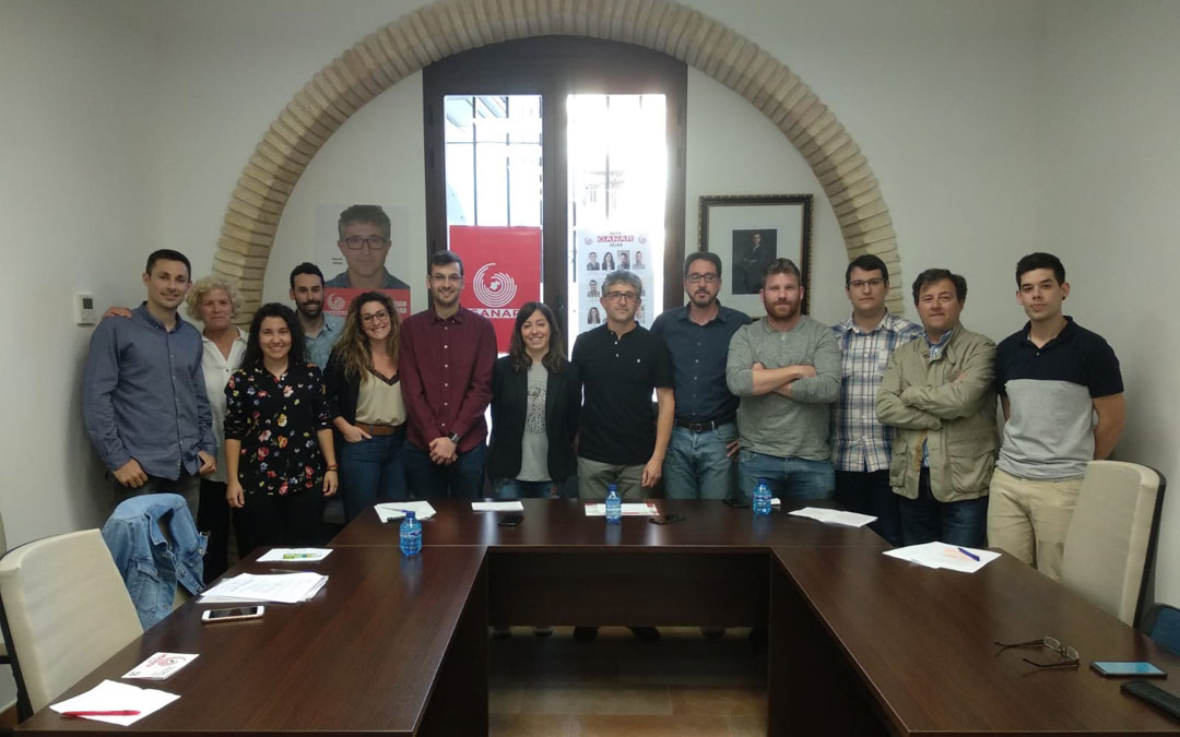 Candidatura de GANAR Híjar con Manuel Gómez (centro) y Pedro Bello como invitado a la presentación. / GANAR