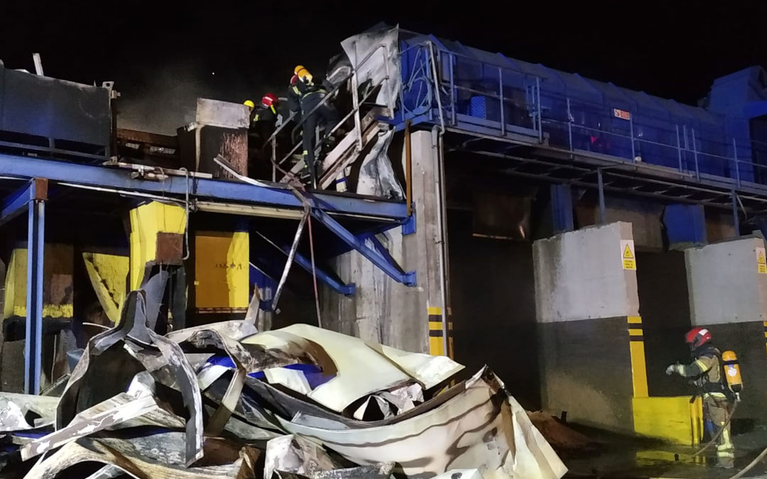 La localización en altura del fuego complicó la actuación de los bomberos.