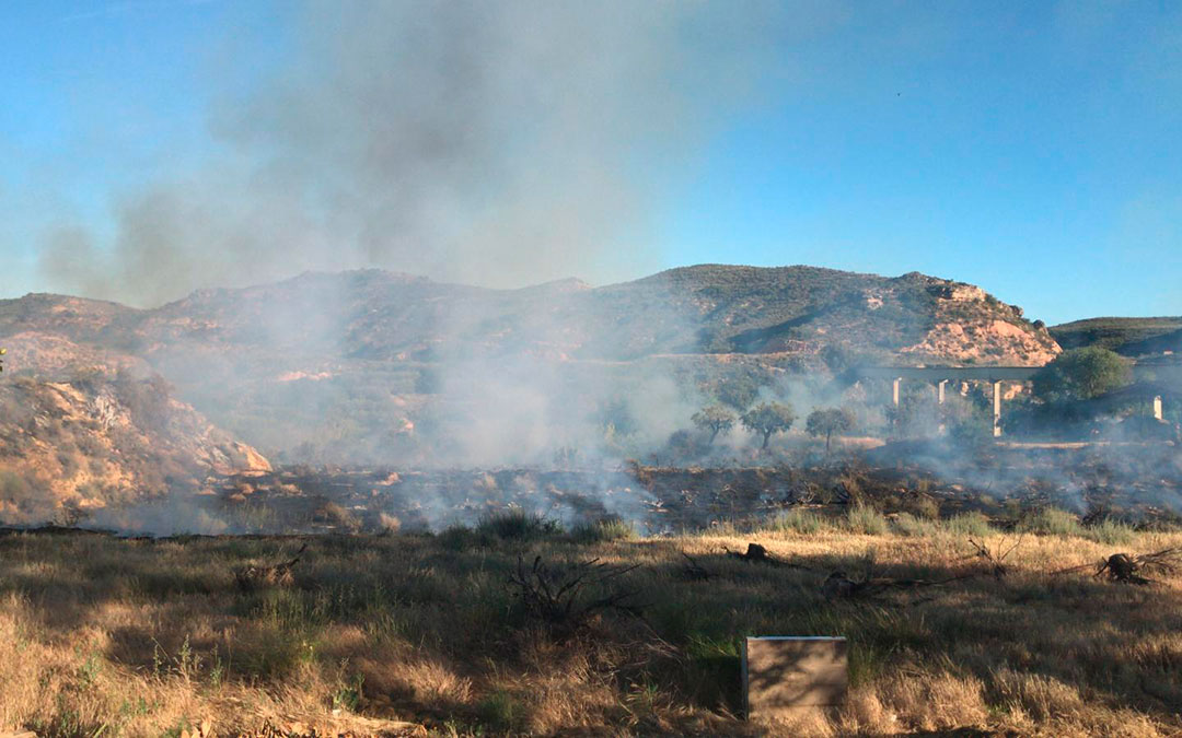 El fuego se ha originado a unos 5 kilómetros del casco urbano de Caspe.