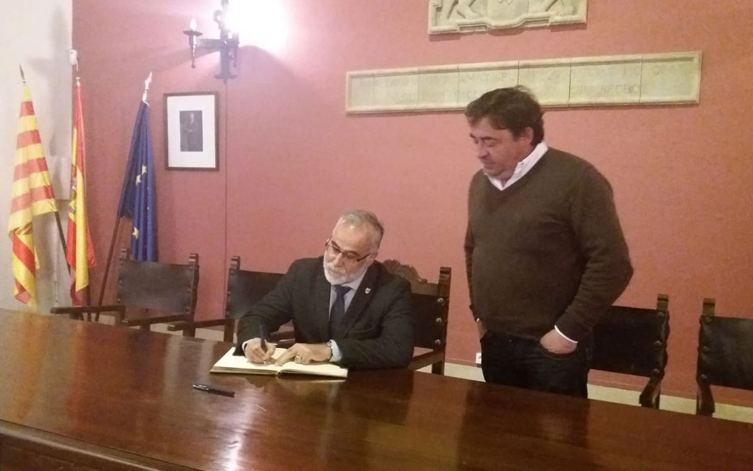 El lugarteniente del Justicia de Aragón, Javier Hernández, firma el libro municipal durante su visita a Cantavieja.