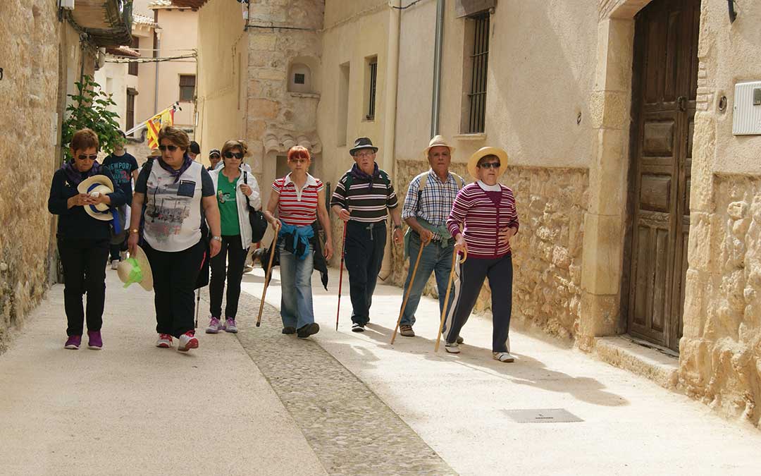 La Cerollera cuenta también cada año con la romería a la Punta del Santet. En la imagen participantes en el año 2015 por las calles de la localidad. /Beatriz Severino