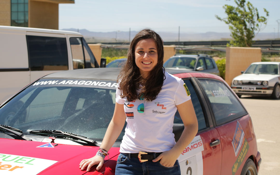 La alcañizana Laura Aparicio junto al Seat Ibiza con el que compitió el pasado fin de semana en Motorland.