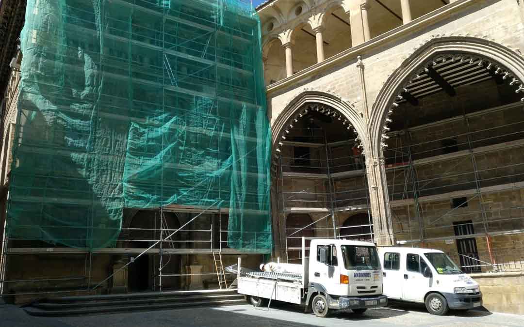 La fachada de la Casa Consistorial y la Lonja está tomada por los andamios desde comienzos de semana. Foto: A. Gracia